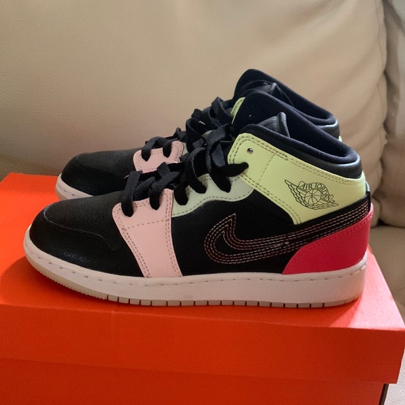Jordan 1 Mid Glow in the dark - Picture 1 of 4